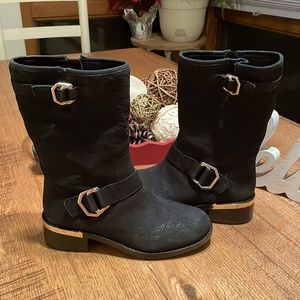 Vince Camuto black suede boots w gold details 🔥🔥